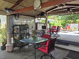 Barefoot Mailman Inn & Suites