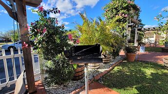 Barefoot Mailman Inn & Suites