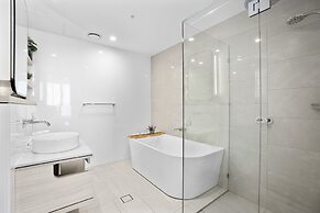 Ocean Surfers Paradise - GCLR