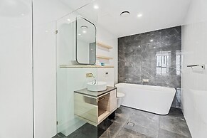 Ocean Surfers Paradise - GCLR