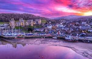 Stunning Cottage With hot Tub, North Wales Coast