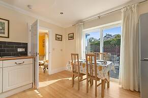 Sunningdale - Beach Side Cottage Sea Views Parking