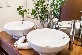 AMARA Beachfront Apartments by The Sea