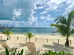 AMARA Beachfront Apartments by The Sea