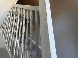 Victorian Building - Sleeps 5 - Pet Friendly