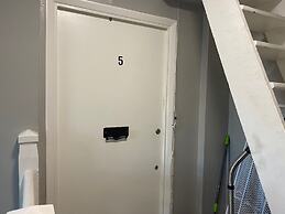 Victorian Building - Sleeps 5 - Pet Friendly