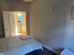 Victorian Building - Sleeps 5 - Pet Friendly