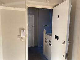 Victorian Building - Sleeps 5 - Pet Friendly