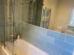 Victorian Building - Sleeps 5 - Pet Friendly