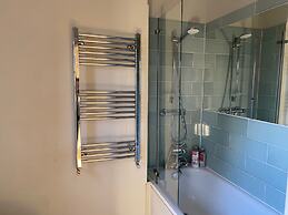 Victorian Building - Sleeps 5 - Pet Friendly