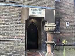 Victorian Building - Sleeps 5 - Pet Friendly