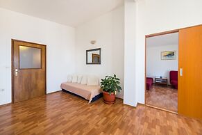 Stunning 3-bedroom Apartment in Gradac