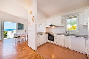Stunning 3-bedroom Apartment in Gradac