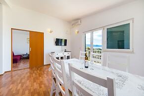 Stunning 3-bedroom Apartment in Gradac