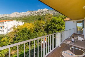 Stunning 3-bedroom Apartment in Gradac