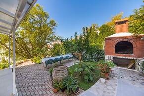 Stunning 3-bedroom Apartment in Gradac