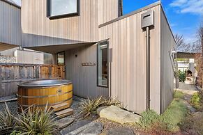 Central Queenstown Villa & Spa