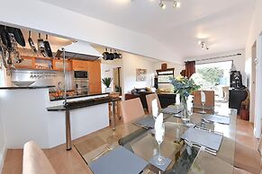 Gorgeous 3BD Cottage in the Heart of Guildford