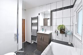 Gorgeous 3BD Cottage in the Heart of Guildford