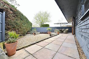 Gorgeous 3BD Cottage in the Heart of Guildford