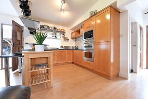 Gorgeous 3BD Cottage in the Heart of Guildford