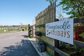 Honeysuckle Farm Hut 2 - Suffolk Farm Holidays