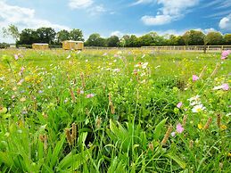 Honeysuckle Farm Hut 2 - Suffolk Farm Holidays