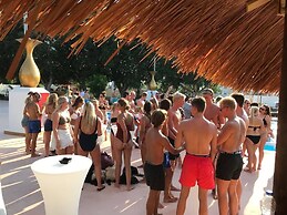 BLACK AMBER BOUTIQUE HOTEL