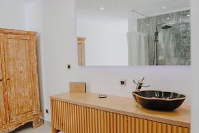 BLACK AMBER BOUTIQUE HOTEL