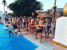 BLACK AMBER BOUTIQUE HOTEL