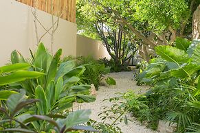 Kaab by the Beach. Condo with roofpool
