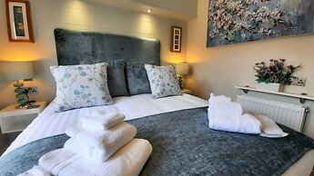 Hollicarrs - Lilypad Lodge