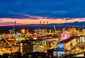Acquario Genova12 300mt From Sea Centre