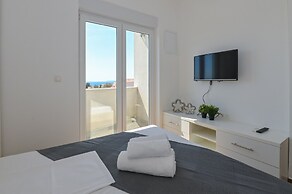 Sunny apartment with a Private Pool