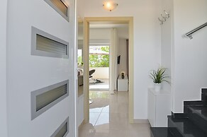 Sunny apartment with a Private Pool