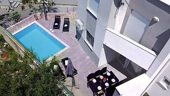 Sunny apartment with a Private Pool