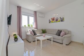 Sunny apartment with a Private Pool