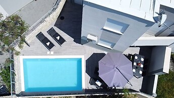 Sunny apartment with a Private Pool