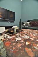 Zennova 4 Vintage City Center Apt