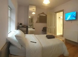 Buck - En-suite Room in Canalside Guesthouse