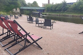 Buck - En-suite Room in Canalside Guesthouse