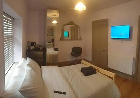 Buck - En-suite Room in Canalside Guesthouse