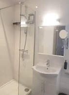 Buck - En-suite Room in Canalside Guesthouse