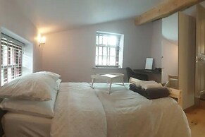 Sparks - Family Suite in Canalside Guesthouse