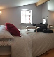 Sparks - Family Suite in Canalside Guesthouse