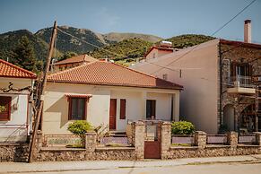 Kalavrita downtown 3 bedroom house for 6 pers