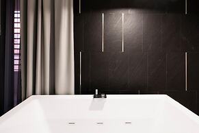 Alkamuri Posh Hotel Spa 107 Jacuzzi Suite