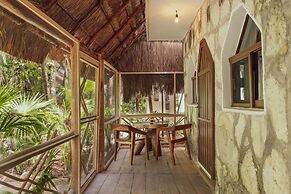 Yaxchen Tulum Cabañas & Cenote