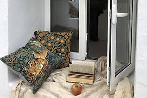Cozy House Sleeps 2 With Pet Friendly Option