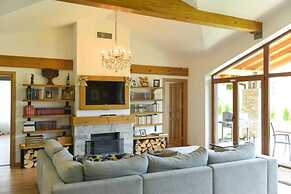 Luxurious Chalet near Pirin Golf Resort